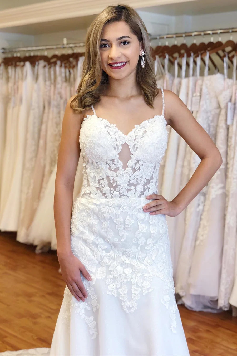 Vestido de novia largo de sirena con tirantes de encaje y cola